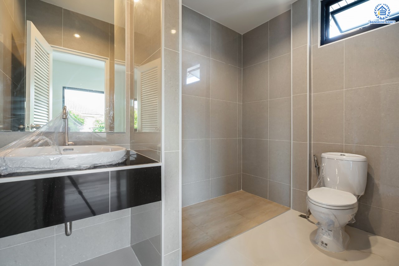 บ้านมือสองตกแต่งใหม่ ม.บุญโต55 แจ้งวัฒนะ ทำเลโซนเมือง!  เนื้อที่ 50 ตร.ว. ฟังก์ชันจัดเต็ม 3 ห้องนอน 4 ห้องน้ำ 1 ห้องแม่บ้าน รองรับทุกการอยู่อาศัย ทำเลเดินทางสะดวกเพียง 1 กม.จากจุดขึ้นทางด่วนศรีสมาน ใกล้เมืองทองธานี เซ็นทรัลแจ้งวัฒนะ และ รถไฟฟ้าสายสีแดง "สถานีหลักสี่"